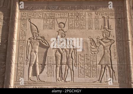 L'imperatore romano Traiano presen offerte a Hathor e Ra-Harakhte, Dendera, Egitto Foto Stock