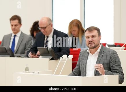 Potsdam, Germania. 22nd Mar, 2023. Daniel Keller, presidente del gruppo parlamentare del DOCUP, interviene durante il tempo delle interrogazioni richiesto dal DOCUP sul tema "Brandeburgo accetta rifugiati - la legge, non l'origine, ci guida”. Credit: Soeren Stache/dpa/Alamy Live News Foto Stock