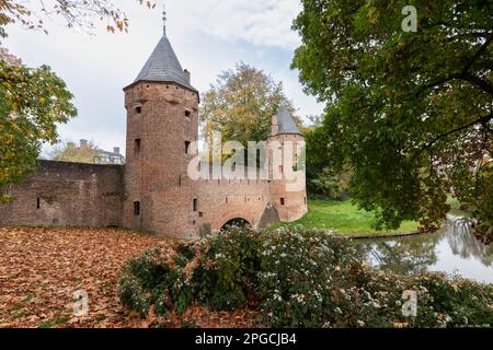 Porta d'acqua medievale Monnikendam costruita come parte della seconda parete della città storica Amersfoort nei Paesi Bassi. Foto Stock