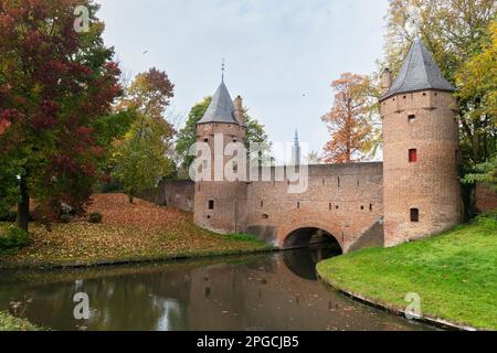 Porta d'acqua medievale Monnikendam costruita come parte della seconda parete della città storica Amersfoort nei Paesi Bassi. Foto Stock