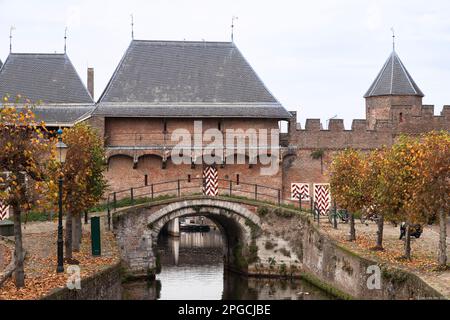 Medievale combinato terra e porta d'acqua - Koppelpoort, ad Amersfoort. Foto Stock