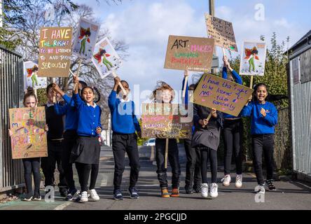 Edimburgo, Regno Unito. 22 marzo 2023 nella foto: Bambini della scuola primaria Forthview una protesta fuori dai cancelli della scuola. L’Edinburgh International Children’s Festival viene lanciato con i bambini delle scuole che organizzano una protesta nel parco giochi della Forthview Primary School, manifesti brandizzanti con l’immagine del festival e slogan che fanno riferimento all’UNCRC (Convenzione delle Nazioni Unite sui diritti del bambino). Credit: Notizie dal vivo su Rich Dyson/Alamy Foto Stock