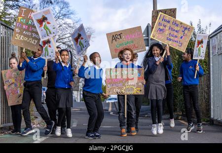 Edimburgo, Regno Unito. 22 marzo 2023 nella foto: Bambini della scuola primaria Forthview una protesta fuori dai cancelli della scuola. L’Edinburgh International Children’s Festival viene lanciato con i bambini delle scuole che organizzano una protesta nel parco giochi della Forthview Primary School, manifesti brandizzanti con l’immagine del festival e slogan che fanno riferimento all’UNCRC (Convenzione delle Nazioni Unite sui diritti del bambino). Credit: Notizie dal vivo su Rich Dyson/Alamy Foto Stock