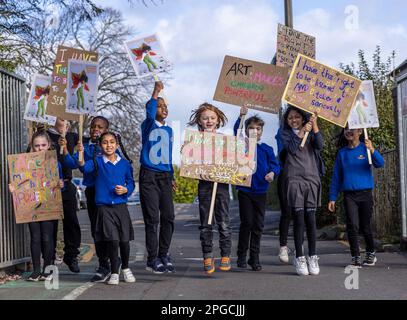 Edimburgo, Regno Unito. 22 marzo 2023 nella foto: Bambini della scuola primaria Forthview una protesta fuori dai cancelli della scuola. L’Edinburgh International Children’s Festival viene lanciato con i bambini delle scuole che organizzano una protesta nel parco giochi della Forthview Primary School, manifesti brandizzanti con l’immagine del festival e slogan che fanno riferimento all’UNCRC (Convenzione delle Nazioni Unite sui diritti del bambino). Credit: Notizie dal vivo su Rich Dyson/Alamy Foto Stock