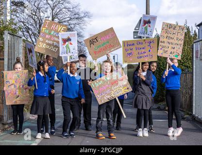 Edimburgo, Regno Unito. 22 marzo 2023 nella foto: Bambini della scuola primaria Forthview una protesta fuori dai cancelli della scuola. L’Edinburgh International Children’s Festival viene lanciato con i bambini delle scuole che organizzano una protesta nel parco giochi della Forthview Primary School, manifesti brandizzanti con l’immagine del festival e slogan che fanno riferimento all’UNCRC (Convenzione delle Nazioni Unite sui diritti del bambino). Credit: Notizie dal vivo su Rich Dyson/Alamy Foto Stock