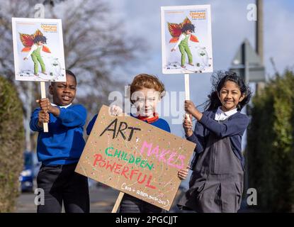 Edimburgo, Regno Unito. 22 marzo 2023 nella foto: L to R John (7), Hugo (7) e Mehuli (9), gli studenti della Forthview Primary School tengono striscioni al lancio del Festival dei Bambini dell'Intenation di Edimburgo. L’Edinburgh International Children’s Festival viene lanciato con i bambini delle scuole che organizzano una protesta nel parco giochi della Forthview Primary School, manifesti brandizzanti con l’immagine del festival e slogan che fanno riferimento all’UNCRC (Convenzione delle Nazioni Unite sui diritti del bambino). Credit: Notizie dal vivo su Rich Dyson/Alamy Foto Stock