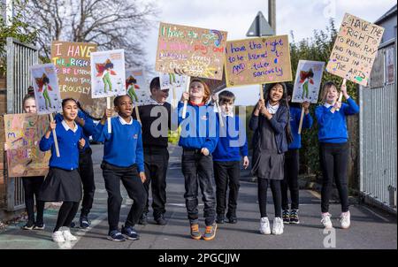 Edimburgo, Regno Unito. 22 marzo 2023 nella foto: Bambini della scuola primaria Forthview una protesta fuori dai cancelli della scuola. L’Edinburgh International Children’s Festival viene lanciato con i bambini delle scuole che organizzano una protesta nel parco giochi della Forthview Primary School, manifesti brandizzanti con l’immagine del festival e slogan che fanno riferimento all’UNCRC (Convenzione delle Nazioni Unite sui diritti del bambino). Credit: Notizie dal vivo su Rich Dyson/Alamy Foto Stock