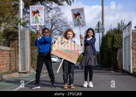 Edimburgo, Regno Unito. 22 marzo 2023 nella foto: L to R John (7), Hugo (7) e Mehuli (9), gli studenti della Forthview Primary School tengono striscioni al lancio del Festival dei Bambini dell'Intenation di Edimburgo. L’Edinburgh International Children’s Festival viene lanciato con i bambini delle scuole che organizzano una protesta nel parco giochi della Forthview Primary School, manifesti brandizzanti con l’immagine del festival e slogan che fanno riferimento all’UNCRC (Convenzione delle Nazioni Unite sui diritti del bambino). Credit: Notizie dal vivo su Rich Dyson/Alamy Foto Stock