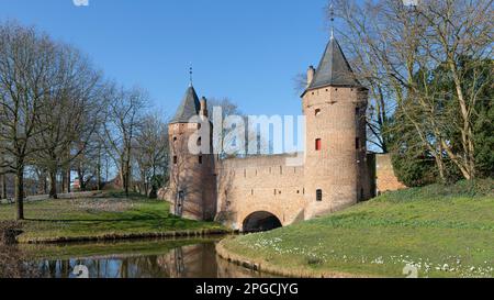 Porta d'acqua medievale Monnikendam costruita come parte della seconda cinta muraria della storica Amersfoort. Nei Paesi Bassi. Foto Stock