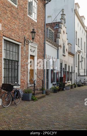 Vista delle case murarie (Muurhuizen) nel centro della storica città medievale di Amersfoort nei Paesi Bassi. Foto Stock