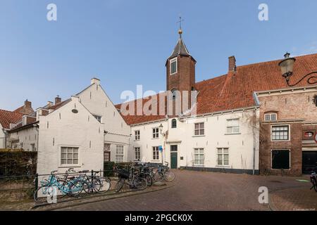 Casa del XVI secolo dipinta di bianco con torre a scala ottagonale nel centro di Amersfoort. Foto Stock