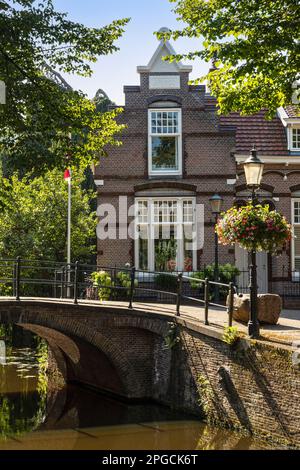 Vecchia piccola casa con timpano a gradini sul canale nel centro della storica città di Amersfoort. Foto Stock