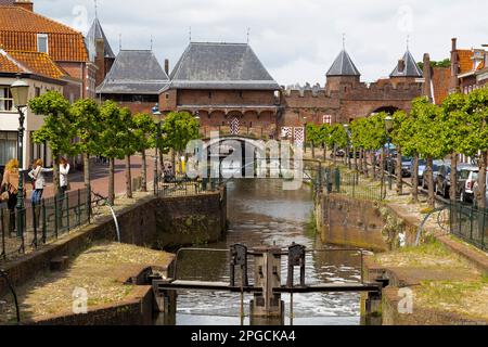 Koppelpoort, una terra medievale combinata e porta d'acqua in Amersfoort. Foto Stock