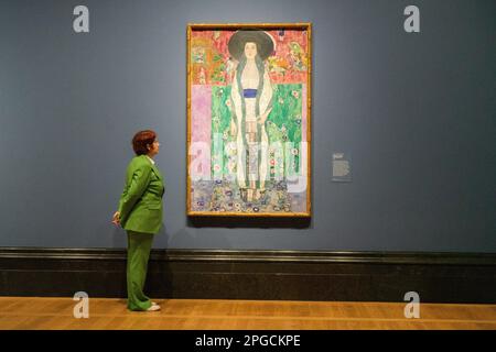 Londra, Regno Unito 22 marzo 2023. Gustav Klimt , Ritratto di Adele Bloch-Bauer II 1912 olio su tela. Anteprima di After Impressionism Inventing Modern Art, grande nuova mostra di circa un centinaio di dipinti e sculture di artisti come Cezanne, Van Gogh, Rodin, Picasso, Matisse, Klimt, Käthe Kollwitz, Sonia Delaunay, Kandinsky e Mondrian e comprende alcune delle più importanti opere d'arte create tra il 1886 e circa il 1914. Credit: amer Ghazzal/Alamy Live News Foto Stock