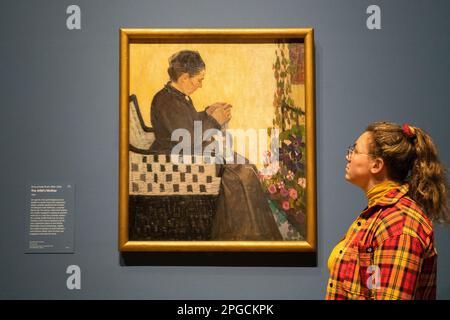 Londra, Regno Unito 22 marzo 2023. Broncia Koller-Pinell la Madre dell’artista / Die Mutter der Künstlerin 1907 olio su canvasPreview of After Impressionism Inving Modern Art, grande nuova mostra di circa un centinaio di dipinti e sculture di artisti come Cezanne, Van Gogh, Rodin, Picasso, Matisse, Klimt, Käthe Kollwitz, Sonia Delaunay, Kandinsky e Mondrian e comprende alcune delle più importanti opere d'arte create tra il 1886 e circa il 1914. Credit: amer Ghazzal/Alamy Live News Foto Stock