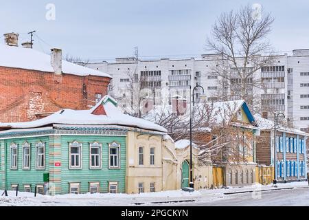 Kazan, Russia - 12 gennaio 2023: Vecchie case in via Kayum Nasyri. Antico insediamento Tatar, centro storico e culturale della città. Paesaggio urbano invernale. T Foto Stock