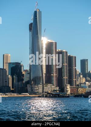 Lo skyline di Sydney include l'edificio piu' alto di Sydney, l'hotel Crown Sydney (chiamato anche un Barangaroo) e il blocco della torre degli appartamenti. Foto Stock