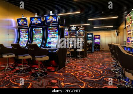 Nikolaev, Ucraina, - 21 ottobre 2021: Slot machine del casinò 'First' nell'hotel 'Green Day'. Deluxe Game Club nell'hotel. L'interno del Th Foto Stock