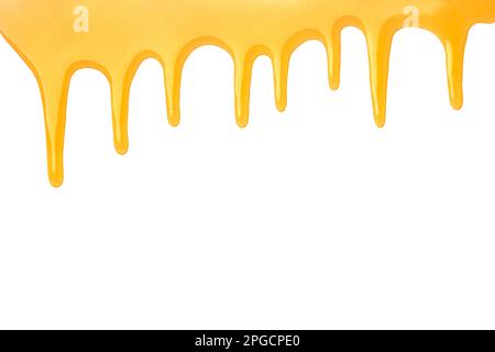 Gocce fluenti di miele su uno sfondo bianco con spazio per il testo. L'astrazione dal miele gocciola sull'isolamento. Fango giallo fluido. Foto Stock