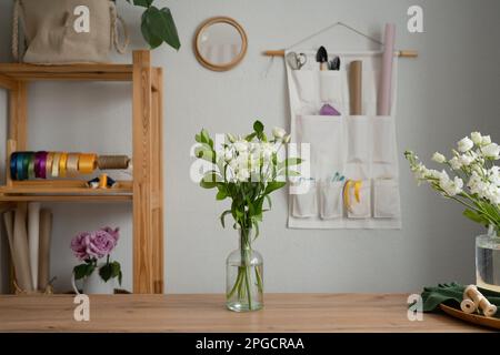 Collezione da varie materie pietre decorative e minerali con nomi isolati  su sfondo bianco Foto stock - Alamy