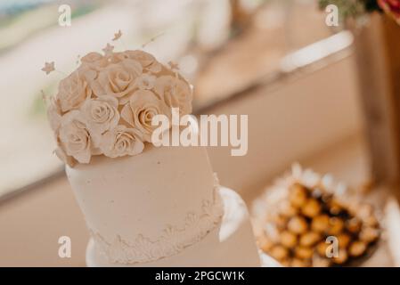 Un tavolo per cerimonie di nozze splendidamente decorato con una torta e fiori Foto Stock