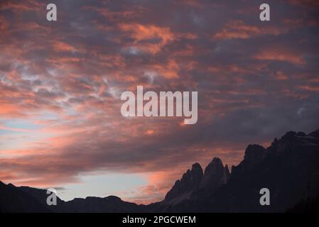 un bel tramonto rosso in montagna, le dolomiti al tramonto Foto Stock