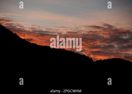 un bel tramonto rosso in montagna, le dolomiti al tramonto Foto Stock