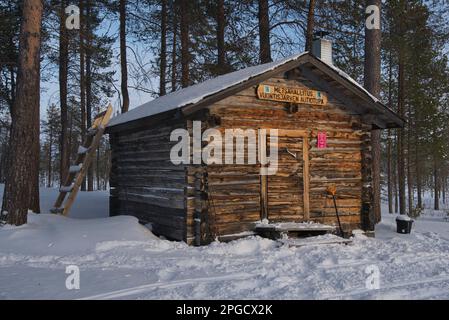 Rifugio nel lago Vuontisjärvi nel Parco Nazionale Pallas-Yllästunturi, Muonio, Lapponia, Finlandia Foto Stock