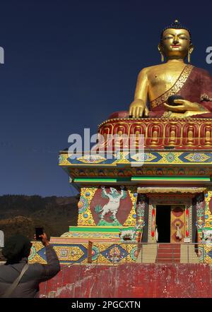 Tawang, Arunachal Pradesh, India - 8th dicembre 2019: Statua del buddha gigante di tawang, una delle attrazioni turistiche più popolari della stazione della collina di tawang Foto Stock