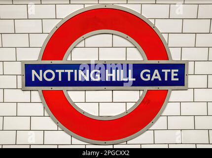 Londra, Regno Unito - 16 aprile 2022: Indicazioni per il trasporto a Londra per la stazione della metropolitana di Notting Hill Gate. Il roundel TFL è un'iconica insegna di Londra. Foto Stock