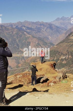 Tawang, Arunachal Pradesh, India - 7th dicembre 2019: I turisti che si fotografano l'un l'altro con la natura e il paesaggio panoramico di montagna a jaswant garh Foto Stock