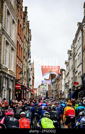 De Panne, Belgio. 22nd Mar, 2023. Il pack di piloti la gara d'élite maschile della 'Classic Brugge-De Panne', gara ciclistica di un giorno, 207,4km da Brugge a De Panne, mercoledì 22 marzo 2023. FOTO DI BELGA DIRK WAEM Credit: Agenzia Notizie di Belga/Alamy Live News Foto Stock