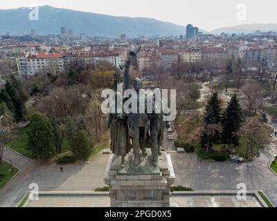 Sofia, Bulgaria. Vista del Monumento all'Esercito sovietico. Qualche tempo fa una delle cifre era coperta di vernice giallo-blu, come la bandiera dell'Ucraina Foto Stock