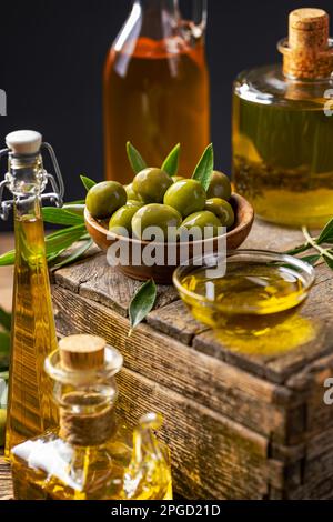 Olio d'oliva ancora vita. Contenitori con olio d'oliva vergine e olive. Foto Stock