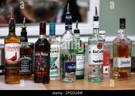 Una selezione di bevande alcoliche raffigurate in un bar dell'hotel a Brighton, East Sussex, Regno Unito. Foto Stock