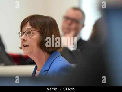 Potsdam, Germania. 22nd Mar, 2023. Ursula Nonnemacher (Bündnis 90/Die Grünen), ministro degli Affari sociali, della Salute, dell'integrazione e della protezione dei consumatori, interviene nel tempo delle interrogazioni richiesto dal DOCUP sul tema "Brandeburgo accoglie i rifugiati - noi siamo guidati dalla legge, non dall'origine”. Credit: Soeren Stache/dpa/Alamy Live News Foto Stock