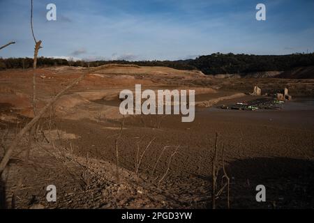 Sau, Catalogna, Spagna. 22nd Mar, 2023. Il ''panta de sau'', quando è pieno, è un luogo che attira i turisti a godere di sport acquatici, a causa dell'alluvione, molte imprese hanno dovuto chiudere. (Credit Image: © Eric Renom/ZUMA Press Wire) SOLO PER USO EDITORIALE! Non per USO commerciale! Foto Stock