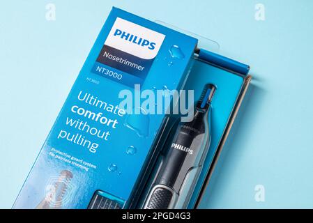 Antalya, Turchia - 19 marzo 2023 : una confezione di rifinitore per naso Philips serie 3000 su sfondo isolato Foto Stock