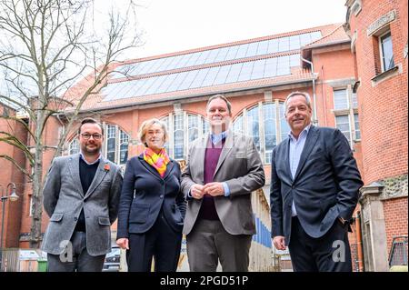 Amburgo, Germania. 22nd Mar, 2023. Fabian Ludovico (da sinistra a destra), responsabile del dipartimento del Museo Altona, Anja Dauschek, direttore del Museo Altona, Carsten Brosda (SPD), senatore per la Cultura e i Media di Amburgo, E Jan Zunke, amministratore delegato di Sprinkenhof GmbH, si trova di fronte al sistema fotovoltaico sul tetto del Museo Altona. Una nuova linea guida per la gestione delle energie rinnovabili negli edifici elencati è intesa a contribuire alla pianificazione di sistemi di energia rinnovabile compatibili con gli edifici elencati e alla loro approvazione. Credit: Jonas Walzberg/dpa/Alamy Live News Foto Stock