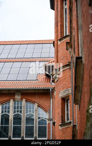 Amburgo, Germania. 22nd Mar, 2023. Un impianto fotovoltaico sul tetto del Museo di Altona. Una nuova linea guida sull'uso delle energie rinnovabili negli edifici elencati è intesa a contribuire alla pianificazione e all'approvazione di sistemi di energia rinnovabile compatibili con gli edifici elencati. Credit: Jonas Walzberg/dpa/Alamy Live News Foto Stock