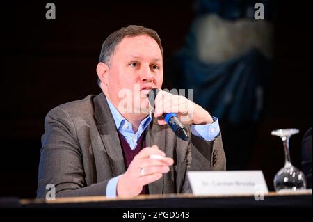 Amburgo, Germania. 22nd Mar, 2023. Carsten Brosda (SPD), senatore per la cultura e i media ad Amburgo, interviene durante la conferenza stampa. Una nuova linea guida per la gestione delle energie rinnovabili negli edifici elencati è intesa a contribuire alla pianificazione di sistemi di energia rinnovabile compatibili con gli edifici elencati e alla loro approvazione. Credit: Jonas Walzberg/dpa/Alamy Live News Foto Stock