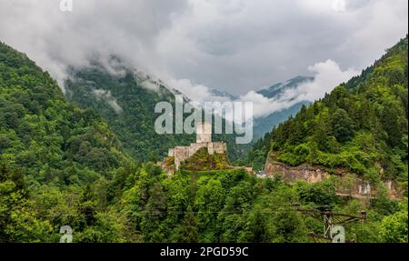 Castello di Zilkale a Rize, Turchia. Castello medievale situato nella Valle di Firtina. (Zil Kale o Castello di Zil). Foto Stock