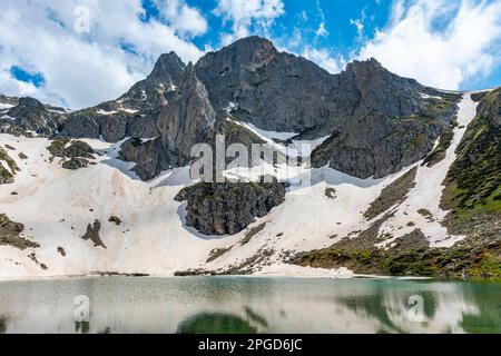 Altopiano di Avusor, Rize, Turchia. Lago glaciale di Avusor (lago del cuore) nelle montagne di Kackar. Foto Stock