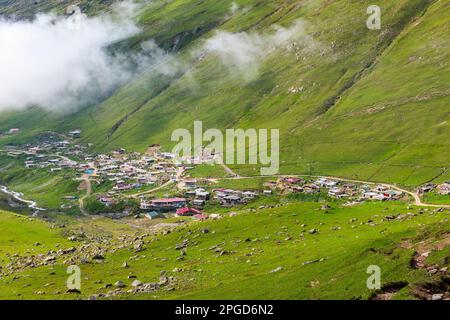 Altopiano di Avusor a Rize, Turchia. Splendido paesaggio con le montagne Kackar. Foto Stock