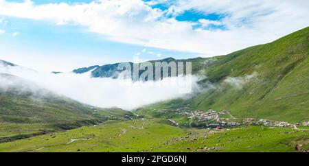 Altopiano di Avusor a Rize, Turchia. Splendido paesaggio con le montagne Kackar. Foto Stock