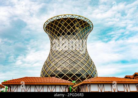 Rize, Turchia - 18 giugno 2022: Rize mercato del tè (Bazaar del tè). Bazaar con tutti i tipi di tè. Edificio turco a forma di vetro nel mercato. Foto Stock