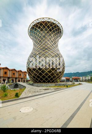 Rize, Turchia - 18 giugno 2022: Rize mercato del tè (Bazaar del tè). Bazaar con tutti i tipi di tè. Edificio turco a forma di vetro nel mercato. Foto Stock