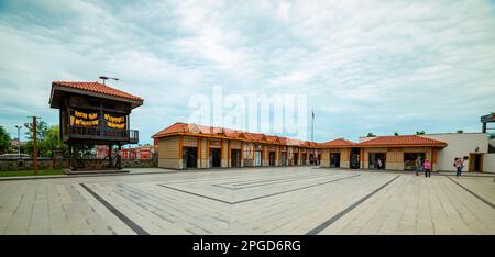 Rize, Turchia - 18 giugno 2022: Rize mercato del tè (Bazaar del tè). Bazaar con tutti i tipi di tè. Edificio turco a forma di vetro nel mercato. Foto Stock