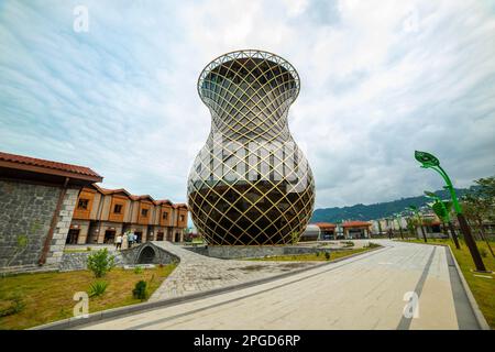 Rize, Turchia - 18 giugno 2022: Rize mercato del tè (Bazaar del tè). Bazaar con tutti i tipi di tè. Edificio turco a forma di vetro nel mercato. Foto Stock