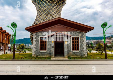 Rize, Turchia - 18 giugno 2022: Rize mercato del tè (Bazaar del tè). Bazaar con tutti i tipi di tè. Edificio turco a forma di vetro nel mercato. Foto Stock